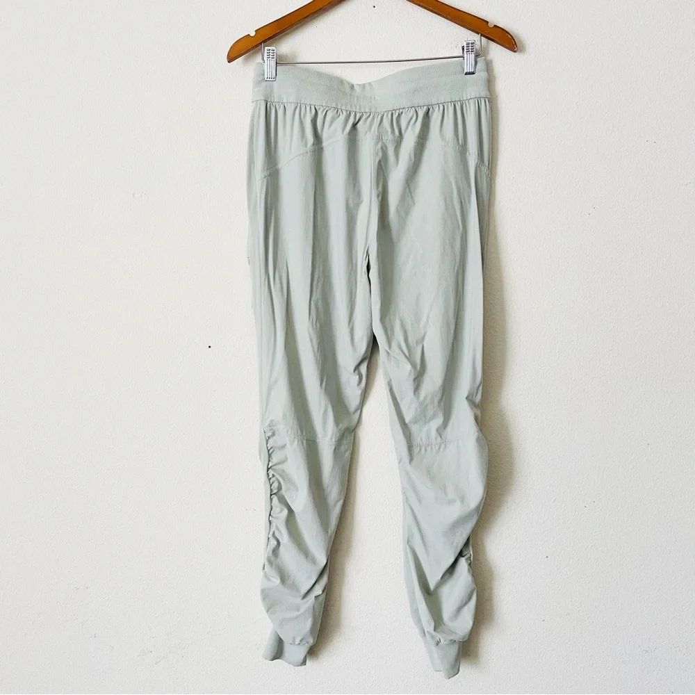 Lululemon SIZE 8 Dance Studio MR midrise 28” pants in light green